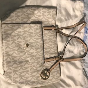 Large pocket mult funt tote MK sig pvc